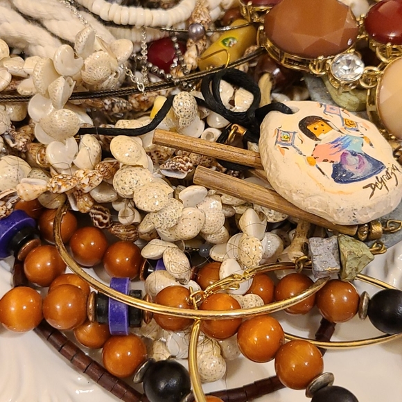 3 pounds of Bohemian, shells, beaded jewelry - Picture 3 of 6